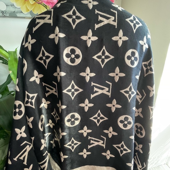 Louis Vuitton Giant Monogram Cashmere/Silk Shawl. - Picture 7 of 14
